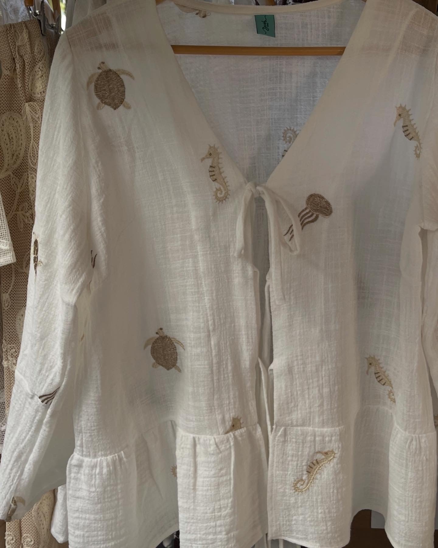 Bata em Algodão Texturizado com Bordados Marinhos