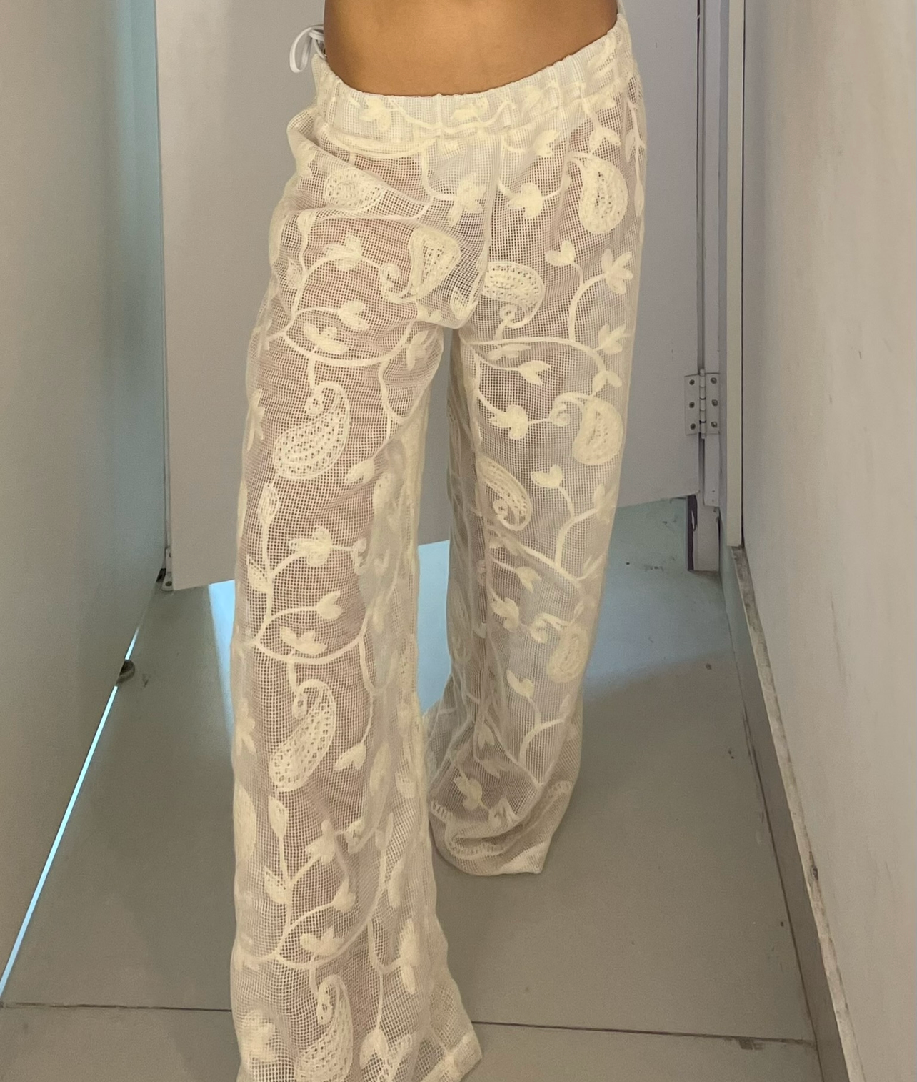 Calça Pantalona em Tela de Algodão Bordada
